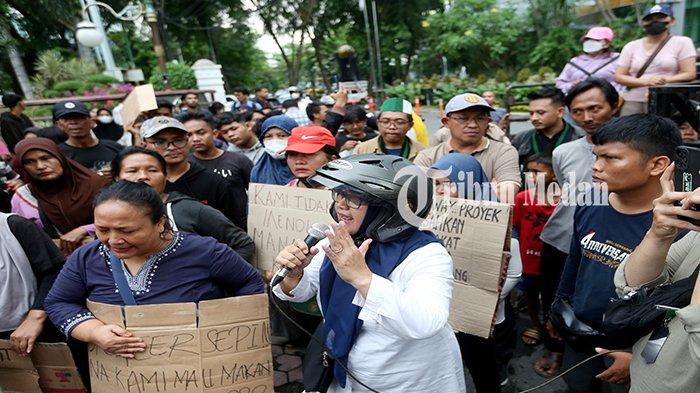 Sejumlah pengunjuk rasa membawa poster saat menyampaikan aspirasinya di depan Kantor Wali Kota Medan Jalan Kapten Maulana Lubis Nomor 1, Petisah Tengah, Kecamatan Medan Petisah, Kota Medan, Senin (1/4/2024). Aksi tersebut untuk menuntut proyek Floodway milik Balai Wilayah Sungai Sumatera (BWSS) yang bermasalah dan meminta kompensasi terhadap kerusakan yang ditimbulkan.