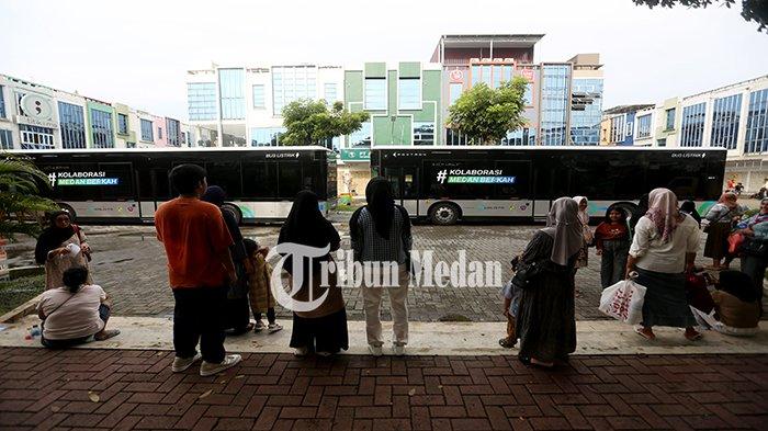 Sejumlah penumpang menunggu keberangkatan bus listrik di Halte J City, Kota Medan, Rabu (1/5/2024). Pemko Medan melalui Dishub Medan mengoperasikan empat unit bus listrik gratis dengan 38 titik halte untuk mewujudkan transportasi umum yang ramah lingkungan di Kota Medan.