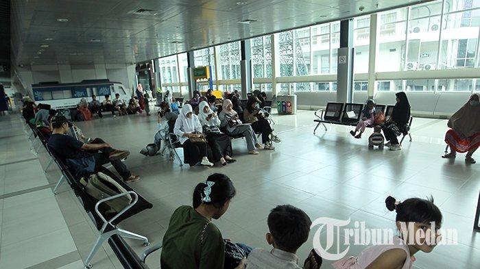 Sejumlah calon penumpang menunggu kereta api bandara tiba saat di Stasiun Railink Kereta Api, Medan, Senin (1/7/2024). Tiket kereta api bandara kini turun harga menjadi Rp 40.000 per orang dari harga normal Rp 65.000 per orang.