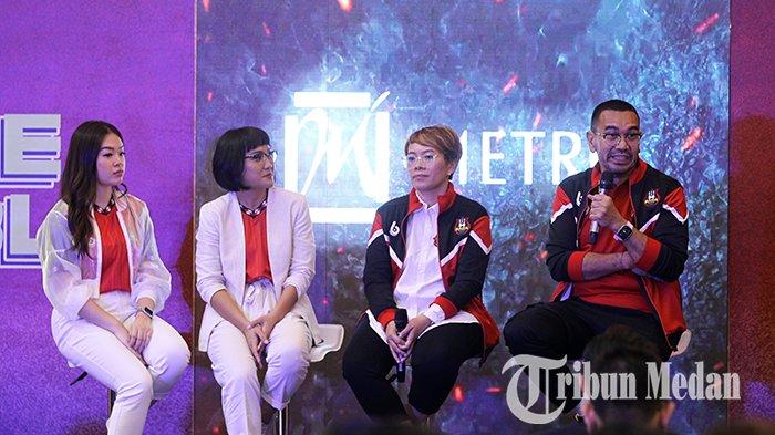 Founder Sada Sumut FC Arya Sinulingga (kanan) bersama Manajer Sada Sumut FC Yosephine Sembiring (dua kanan) dan Director of Sales & Marketing Bocorocco Ingrid Saidbun (kiri) memberikan keterangan sebelum melaunching jersey di Centre Point Mall, Medan, Jumat (1/9/2023). Sada Sumut FC resmi melaunching pemain, jersey dan sponsor untuk mengarungi Liga 2 musim 2023-2024.