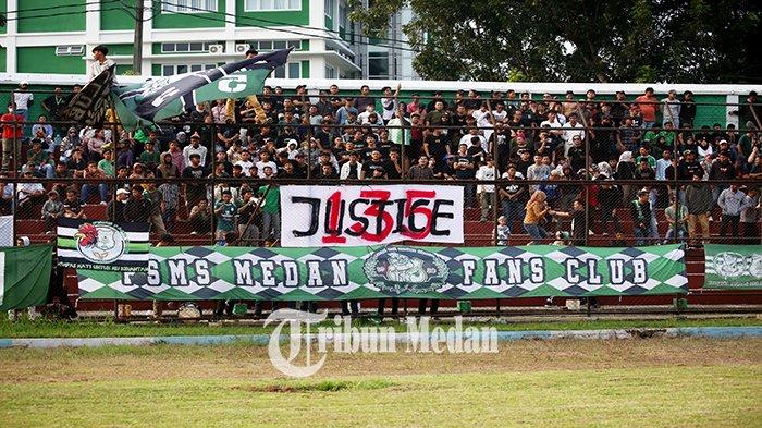 Suporter PSMS Medan Fans Club melakukan aksinya saat mendukung PSMS Medan melawan PSDS Deliserdang pada Kompetisi Liga 2 musim 2023-2024 di Stadion Teladan, Kota Medan, Minggu (1/10). PSMS Medan mengalahkan PSDS Deliserdang dengan skor 3-1.