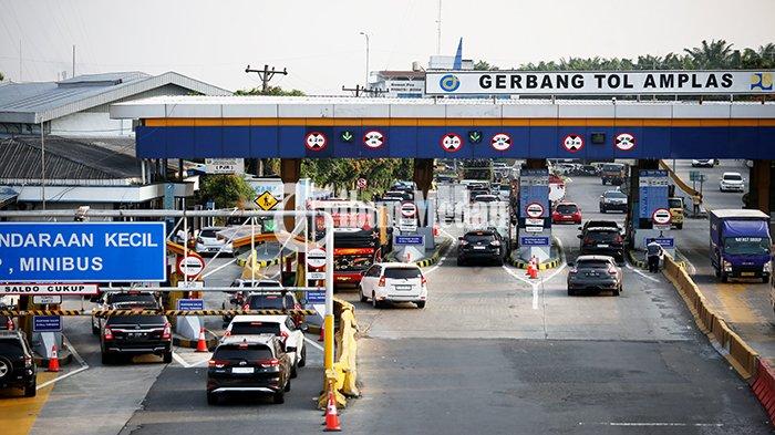 Sejumlah kendaraan roda empat memasuki gerbang tol Amplas di Kota Medan, Sumatra Utara, Rabu (3/4/2024). PT Jasa Marga (Persero) Tbk melalui Jasamarga Nusantara Tollroad Regional Division (JNT) sebagai pengelola ruas tol Belawan-Medan-Tanjungmorawa (Belmera) memprediksi peningkatan volume lalu lintas (lalin) mencapai sebesar 1.744.790 kendaraan atau naik sebesar 2,08 persen dari kondisi normal (1.709.165 kendaraan) atau meningkat 2,03 persen dari Idul Fitri pada 2023 (1.710.053 kendaraan).