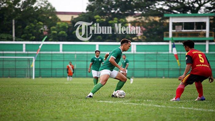 Pemain PSMS Medan Rachmad Hidayat (kiri) mencoba melewati lawan Gumarang FC (kanan) saat laga ujicoba di Stadion Teldan Medan Jalan Stadion, Kota Medan, Jumat (4/8). Menghadapi Tim Amatir Liga 3 Sumut, Gumarang FC, yang menjadi lawan ujicoba, Ayam Kinantan berhasil menang besar lima gol tanpa balas (5-0).