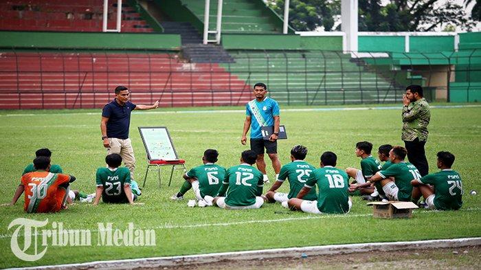 Pelatih Kepala Ridwan Saragih (kiri) memberi instruksi kepada para pemainnya saat jeda babak pertama laga ujicoba PSMS Medan di Stadion Teldan Medan Jalan Stadion, Kota Medan, Jumat (4/8). Menghadapi Tim Amatir Liga 3 Sumut, Gumarang FC, yang menjadi lawan ujicoba, Ayam Kinantan berhasil menang besar lima gol tanpa balas (5-0).