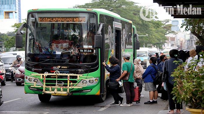 Sejumlah penumpang mengantre masuk ke dalam Bus Trans Metro Deli di Halte Balai Kota Jalan Balai Kota, Kota Medan, Senin (5/6) sore. Kementerian Perhubungan (Kemenhub) akan memberlakukan tarif khusus buy the service (BTS) bagi tiga golongan penumpang Teman Bus di 10 kota dalam waktu dekat.