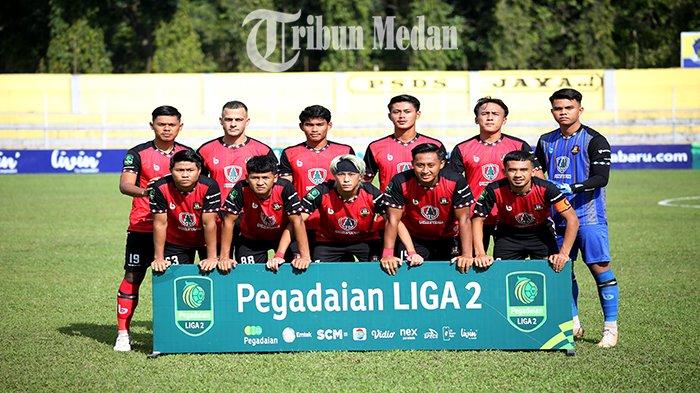 Pemain Sada Sumut FC berfoto bersama sebelum laga melawan Sriwijaya FC pada lanjutan Kompetisi Liga 2 musim 2023-2024 di Stadion Baharoeddin Siregar, Lubukpakam, Kabupaten Deliserdang, Minggu (5/11). Sada Sumut FC bermain imbang melawan Sriwijaya FC dengan skor 1-1.