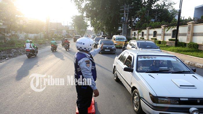 Petugas Dishub mengatur arus lalu lintas di Jalan Mongonsidi, Kecamatan Medan Polonia, Kota Medan, Selasa (7/11). Pemko Medan melalui Dinas Perhubungan (Dishub) Kota Medan melakukan rekayasa arus lalu lintas selama pekerjaan intersection di Jalan Sudirman dan mengalihkannya ke jalur alternatif, yaitu membuka dua jalur melalui Jalan Kapten Patimura lalu ke barat Jalan Mongonsidi.