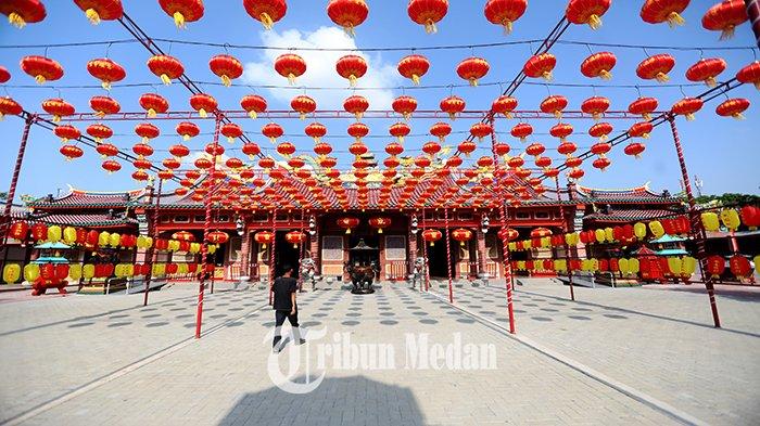 Pekerja berjalan di bawah lampion Vihara Gunung Timur Jalan Hang Tuah Nomor 16, Madras Hulu, Kecamatan Medan Polonia, Kota Medan, Kamis (8/2). Berbagai persiapan mulai dilakukan di Vihara tersebut untuk memberi kenyamanan bagi warga Tionghoa yang akan bersembahyang dalam rangkaian perayaan Tahun Baru Imlek 2575 pada 10 Februari 2024.