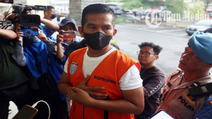 Achiruddin Hasibuan memberikan keterangan pers setelah menjalani rekonstruksi penganiayaan di Polda Sumut, Jalan Sisingamangaraja, Kota Medan, Senin (8/5) siang. Rekonstruksi yang digelar sebanyak 27 adegan dan Achiruddin Hasibuan mengatakan anaknya merupakan korban salah sasaran bara asmara Ken Admiral.