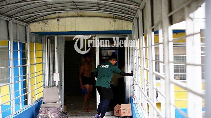 Ofisial PSDS Deliserdang membersihkan serpihan kaca yang pecah saat pertandingan melawan Sada Sumut FC pada Kompetisi Liga 2 musim 2023-2024 di Stadion Baharoeddin Siregar, Lubukpakam, Kabupaten Deliserdang, Minggu (8/10). Sada Sumut FC mengalahkan PSDS Deliserdang dengan skor 2-1.