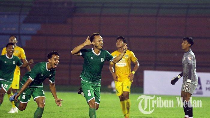 Selebrasi pemain PSMS Medan Rachmad Hidayat setelah berhasil membobol gawang Labura Hebat FC pada pertandingan Gubernur Sumut Edy Rahmayadi Cup di Stadion Teladan, Medan, Kamis (10/8/2023). Dalam pertandingan tersebut PSMS Medan berhasil menang telak atas Labura Hebat FC dengan skor 6-0.