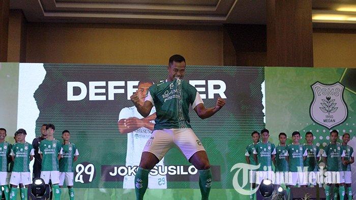 Pesepakbola PSMS Medan Joko Susilo memperkenalkan diri serta mengenakan seragam baru saat acara Launching Pemain, Official dan Jersey PSMS Medan, di Santika Dyandra Hotel, Medan, Senin (11/9/2023). PSMS Medan resmi memperkenalkan 30 pemain dalam tim serta seragam kandang dan tandang untuk mengarungi liga 2 musim 2023-2024.