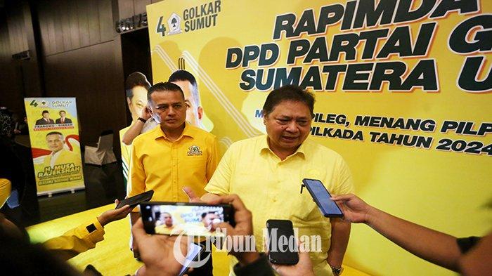 Ketua Umum Partai Golkar Airlangga Hartarto (kanan) menjawab pertanyaan wartawan usai menghadiri RAPIMDA-III DPD PARTAI GOLKAR SUMATERA UTARA 2023 di Hotel Santika Premiere Dyandra Jalan Kapten Maulana Lubis Nomor 7, Petisah Tengah, Kecamatan Medan Petisah, Kota Medan, Senin (11/12). Bobby Nasution mengatakan, ia diajak hadir sebagai Calon Kepala Daerah yang diusung Partai Golkar, sekaligus Juru Kampanye pemenangan Calon Presiden dan Wakil Presiden nomor urut dua Prabowo Subianto dan Gibran Rakabuming Raka.