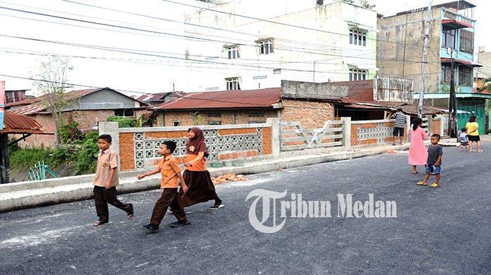 Warga melihat proyek revitalisasi jembatan di Jalan HM Yamin, Kota Medan, Jumat (12/1). Pemko Medan melakukan revitalisasi dua jembatan yakni jembatan di Jalan Abdullah Lubis yang menghabiskan biaya Rp 5,9 Miliar dan Jalan HM Yamin Rp 7,9 Miliar.