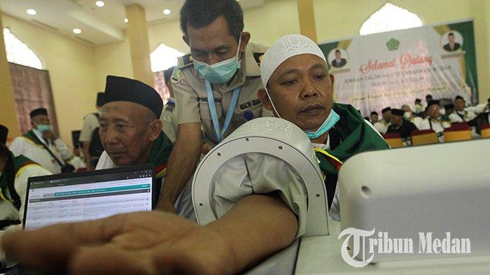 Jemaah calon haji kelompok terbang (kloter) pertama mengikuti pemeriksaan kesehatan saat tiba di Asrama Haji Embarkasi Medan, Minggu (12/5/2024). Sebanyak 360 calon haji asal Kabupaten Asahan masuk ke asrama haji sebelum diberangkatkan ke Mekkah melalui Bandara Internasional Kualanamu.