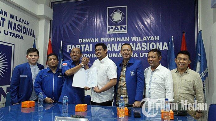 Ketua DPW PAN Sumut Syah Afandin (tiga kiri) menyerahkan surat tugas Pilkada untuk Wali Kota Medan Bobby Nasution (tengah) saat tiba di kantor DPW PAN Sumatra Utara pada Rabu (12/6/2024). Kehadiran Bobby Nasution di DPW PAN dalam rangka menerima surat tugas sebagai calon Gubernur Sumut.