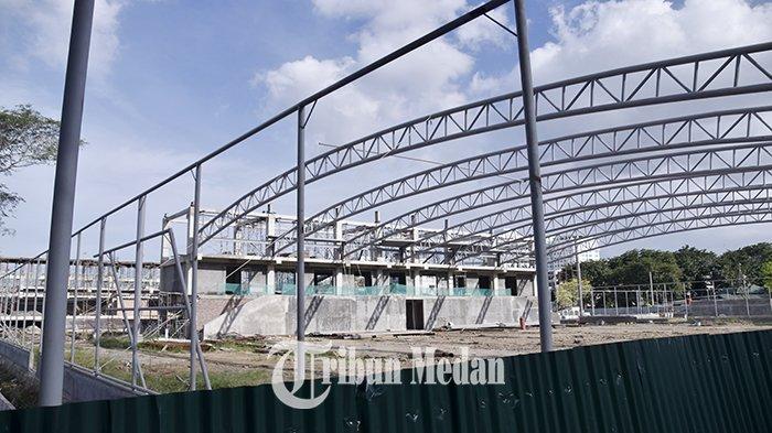 Pekerja menyelesaikan proyek revitalisasi Stadion Kebun Bunga Jalan Candi Borobudur Nomor 2, Kelurahan Petisah Tengah, Kecamatan Medan Petisah, Kota Medan, Selasa (12/12). Pemko Medan melalui Dinas Perumahan Kawasan Permukiman dan Penataan Ruang (PKPPR) Kota Medan merevitalisasi Stadion Kebun Bunga yang dapat digunakan tujuh cabor (cabang olahraga) dengan nilai aset tercatat Rp 30,5 Triliun dan ditargetkan selesai pada Oktober 2024.