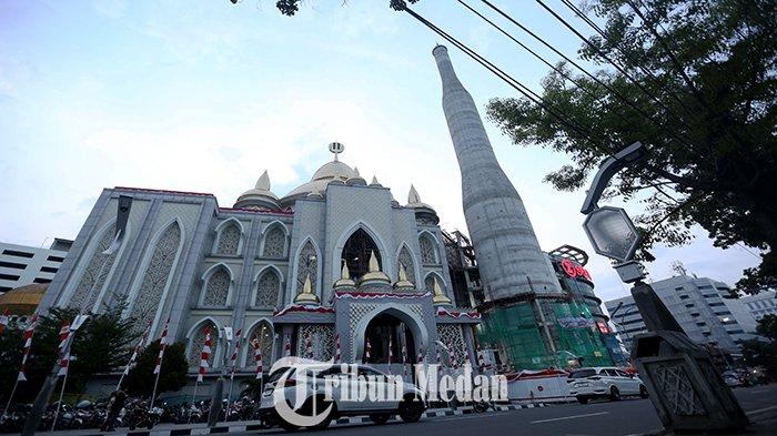 Sejumlah kendaraan melintas di depan Masjid Agung Sumatera Utara Jalan Pangeran Diponegoro, Kota Medan, Minggu (13/8). Pemko Medan telah resmi mengeluarkan izin ketinggian Persetujuan Bangunan Gedung (PBG) menara Masjid Agung Medan mencapai 199 meter, usai dicabutnya Kawasan Keselamatan Operasi Penerbangan (KKOP) Lanud Soewondo.