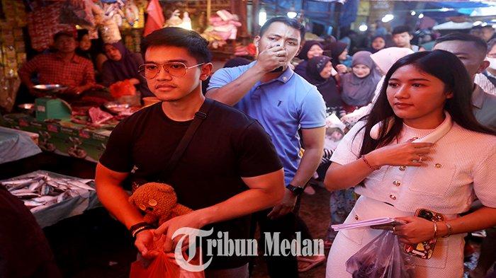 Ketua Umum Partai Solidaritas Indonesia (PSI) Kaesang Pangarep (kiri) didampingi istrinya Erina Gudono (kanan) blusukan ke Pasar Tradisional Sei Sikambing Jalan Jenderal Gatot Subroto, Kota Medan, Senin (13/11). Ketua Umum PSI Kaesang Pangarep melakukan safari politik di Sumatra Utara, jelang Pemilu 2024.
