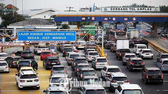 Sejumlah kendaraan antre keluar saat arus balik di Gerbang Tol Amplas, Kota Medan, Senin (15/4/2024). PT Jasa Marga Tol Belmera memprediksi puncak arus balik Idul Fitri 1445 Hijriah terjadi pada, Senin (15/4) sore sampai malam di Gerbang Tol Amplas.