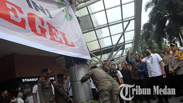 Wali Kota Medan Bobby Afif Nasution (dua kanan) bersama organisasi pemerintah daerah (OPD) Medan menutup dan menyegel pintu masuk mal Centre Point di Jalan Jawa, Medan, Rabu (15/5/2024). Penyegelan tersebut dilakukan terkait penunggakan pembayaran pajak daerah dan retribusi dengan total Rp 250 Miliar.