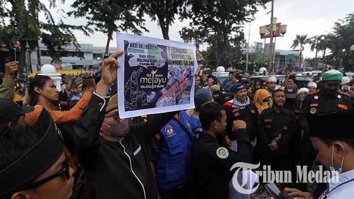 Sejumlah masyarakat dari suku melayu membawa poster sebagai bentuk protes saat berunjuk rasa di depan Taman Makam Pahlawan, Medan, Jumat (15/9/2023). Dalam aksinya tersebut, mereka meminta pemerintah membatalkan proyek strategis nasional yang membuat masyarakat terancam terelokasi dari tanah leluhurnya di Pulau Rempang dan Pulau Galang, Kepulauan Riau.