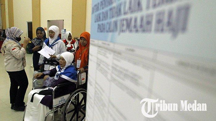 Sejumlah jemaah calon haji kloter lima tiba di Asrama Haji Embarkasi Medan, Kamis (16/5/2024). Panitia Penyelenggara Ibadah Haji (PPIH) Embarkasi Medan memberikan layanan untuk jemaah calon haji asal Pematangsiantar, Tebingtinggi dan Karo saat masuk asrama.