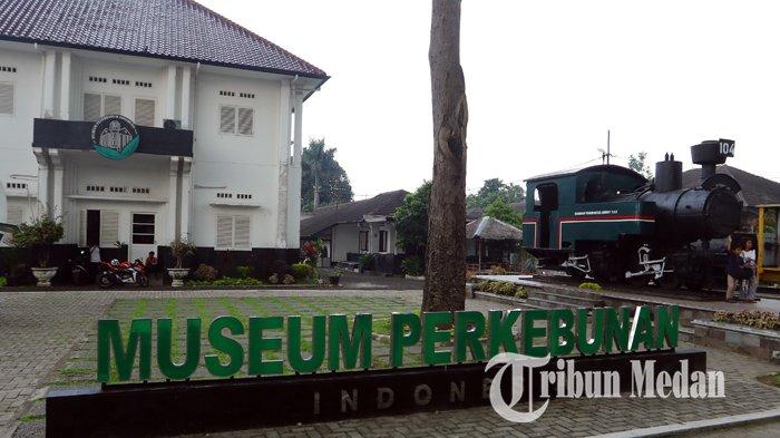 Pengunjung melihat benda-benda koleksi Museum Perkebunan Indonesia di Jalan Brigjen Katamso, Medan, Rabu (16/10/2019). Museum tersebut menampilkan berbagai informasi tentang perjalanan panjang perkebunan di Indonesia sejak zaman kolonial Belanda hingga sekarang yang menarik untuk dipelajari.