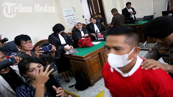 Terdakwa AKBP Achiruddin Hasibuan (kanan) berjalan keluar dari ruang persidangan di Pengadilan Negeri Medan Jalan Pengadilan, Kota Medan, Senin (17/7) siang. Dalam pengakuannya, ketika dianiaya Aditiya Hasibuan, Ken Admiral mengaku ditodongkan senjata laras panjang saat menjadi saksi dalam persidangan penganiayaan terhadap terdakwa AKBP Achiruddin Hasibuan.
