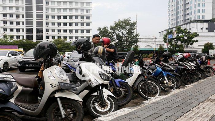 Sejumlah kendaraan terpakir di depan Pos Bloc Medan di Jalan Pos, Kesawan, Kecamatan Medan Barat, Kamis (18/4/2024). Pemko Medan dan DPRD Kota Medan menyepakati kenaikan tarif parkir, diatur dalam Perda Kota Medan Nomor 1 Tahun 2024 tentang Pajak Daerah dan Retribusi Daerah yang telah diundangkan pada tanggal 4 Januari 2024.