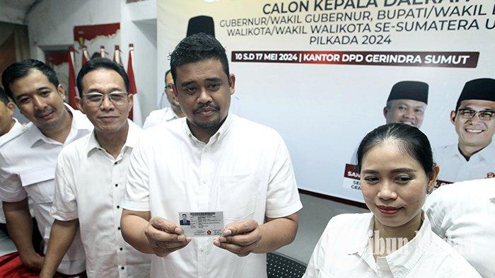 Wali Kota Medan Bobby Afif Nasution (dua kanan) menunjukkan kartu tanda anggota (KTA) Gerindra disaksikan oleh Ketua DPD Gerindra Sumut Gus Irawan Pasaribu (dua kiri) dan jajaran kader di DPD Gerindra Sumut, Jalan Sudirman, Medan, Senin (20/5/2024). Bobby Nasution resmi menjadi kader Gerindra dan juga menyatakan akan maju sebagai Gubernur Sumut pada Pilkada 2024.