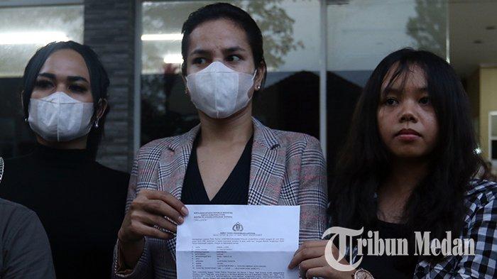Transpuan Deca (tengah) dan Fury (kiri) menunjukkan surat laporan seusai melapor ke Sentra Pelayanan Kepolisian Terpadu (SPKT) dugaan pemerasan di Mapolda Sumut, Medan, Jumat (23/6/2023). Deca dan Fury diduga menjadi korban pemerasan sebesar Rp 50 juta dan rekayasa kasus yang dilakukan oleh oknum polisi Polda Sumut.