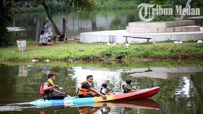 Sejumlah warga bermain kanou di danau Taman Cadika Pramuka Jalan Karya Wisata, Kota Medan, Minggu (23/7). Pemko Medan akan segera merevitalisasi Taman Cadika Pramuka, dan berharap paska revitalisasi, dapat melahirkan atlet-atlet profesional.