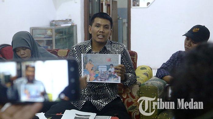 Direktur Lembaga Bantuan Hukum (LBH) Medan Irvan Syaputra didampingi Komite Keselamatan Jurnalis (KKJ) Sumatra Utara menunjukkan foto rekontruksi kasus pembakaran rumah yang menewaskan wartawan bernama Rico Sempurna Pasaribu dan keluarganya, saat gelar konferensi pers di Kantor LBH Medan, Selasa (23/7/2024). Menurut keterangan LBH Medan dan KKJ Sumatra Utara menemukan sejumlah fakta kejanggalan saat rekontruksi yang dilakukan oleh pihak kepolisian, dan menduga kuat oknum TNI AD berinisial Koptu HB juga ikut turut serta dalam rencana pembunuhan tersebut.