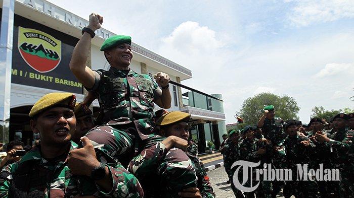 Pangdam I/Bukit Barisan Mayjen TNI Mochammad Hasan Hasibuan (kiri) bersama Mantan Pangdam I/Bukit Barisan Mayjen TNI Mayjen TNI Achmad Daniel Chardin diangkat sejumlah prajurit seusai pisah sambut di Makodam I/Bukit Barisan, Medan, Sumut, Rabu (23/8/2023). Mayjen TNI Mochammad Hasan Hasibuan resmi menjabat Pangdam I/Bukit Barisan menggantikan Mayjen TNI Achmad Daniel Chardin yang selanjutnya menjabat sebagai Asisten Teritorial (Aster) Kepala Staf Angkatan Darat (KSAD).