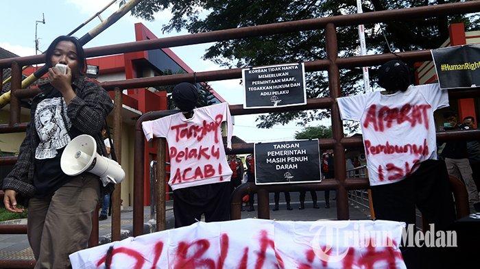 Komisi Keselamatan Jurnalis (KKJ) Sumut bersama Aktivis Aksi Kamisan Medan melakukan aksi di Mapolda Sumut, Medan, Kamis (25/7/2024). Aksi tersebut untuk mendorong Polda Sumut agar Koptu HB yang diduga terlibat dalam pembunuhan Rico Sempurna Pasaribu segera ditangkap.