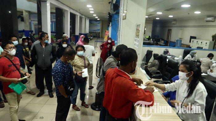 Petugas melayani warga di Samsat Putri Hijau Polda Sumut, Medan, Sumatara Utara, beberapa waktu lalu.