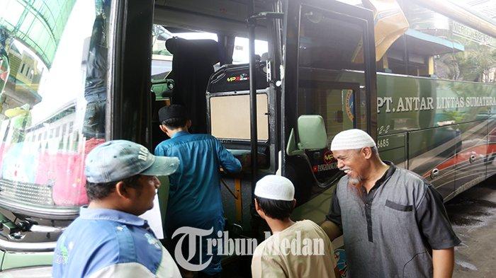 Sejumlah calon penumpang bus Antar Kota Antar Provinsi (AKAP) yang didominasi pemudik awal berjalan naik ke dalam bus di pool bus PT Antar Lintas Sumatera (ALS) Jalan Sisingamangaraja, Harjosari II, Kecamatan Medan Amplas, Kota Medan, Selasa (26/3/2024). Sejumlah warga memilih mudik lebih awal untuk menghindari terjadinya kepadatan penumpang dan juga tingginya harga tiket saat puncak arus mudik lebaran pada Ramadhan 1445 Hijriah.