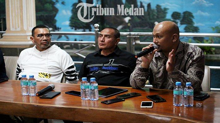 Direktur Teknik PT Kinantan Medan Indonesia Andry Mahyar Matondang (kanan) memberikan keterangan pers kepada wartawan di Jalan Karya Amal Nomor 29, Kecamatan Medan Johor, Kota Medan, Selasa (28/11). Founder Sada Sumut FC Arya Sinulingga dilaporkan oleh Presiden Persiraja Banda Aceh Nazaruddin Dek Gam ke Mabes Polri terkait dugaan pencemaran nama baik dan ujaran fitnah saat Sada Sumut FC menjamu tim tamu Persiraja Banda Aceh di Stadion Baharoeddin Siregar, Lubukpakam, Kabupaten Deliserdang, Sabtu (25/11).