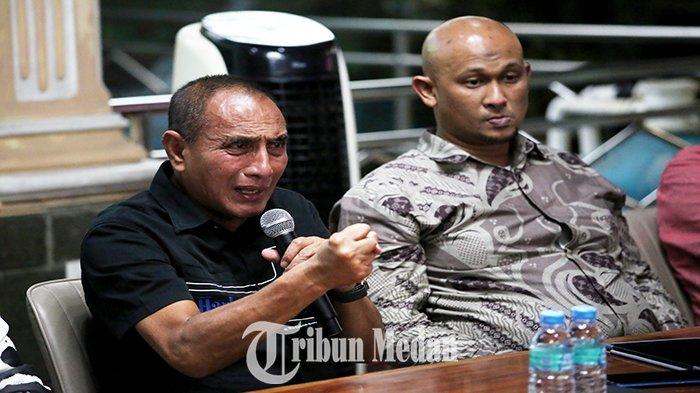 Pembina PSMS Medan Edy Rahmayadi (kiri) memberikan keterangan pers kepada wartawan di Jalan Karya Amal Nomor 29, Kecamatan Medan Johor, Kota Medan, Selasa (28/11). Founder Sada Sumut FC Arya Sinulingga dilaporkan oleh Presiden Persiraja Banda Aceh Nazaruddin Dek Gam ke Mabes Polri terkait dugaan pencemaran nama baik dan ujaran fitnah saat Sada Sumut FC menjamu tim tamu Persiraja Banda Aceh di Stadion Baharoeddin Siregar, Lubukpakam, Kabupaten Deliserdang, Sabtu (25/11).