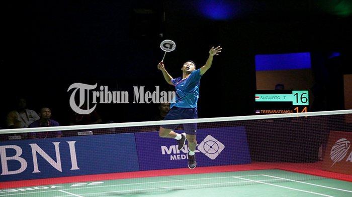Pebulu tangkis tunggal putra Indonesia Tommy Sugiarto melakukan smes ke arah lawannya pebulu tangkis Thailand Panitchaphon Teeraratsakul saat pertandingan babak kualifikasi Xpora Indonesia International Challenge 2023 di GOR PBSI Sumut, Kabupaten Deliserdang, Selasa (29/8). Tommy Sugiarto mengalahkan Panitchaphon Teeraratsakul dengan dua gim (21-18, 24-22).