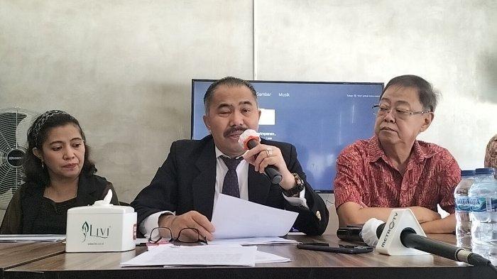 Kamaruddin Simanjuntak selaku kuasa hukum pemilik ruko blok Z4 Utara dan Z8 Selatan Jalan Niaga, Pluit, Penjaringan, Jakarta Utara melaporkan Ketua RT Riang Prasetya ke Polda Metro Jaya
