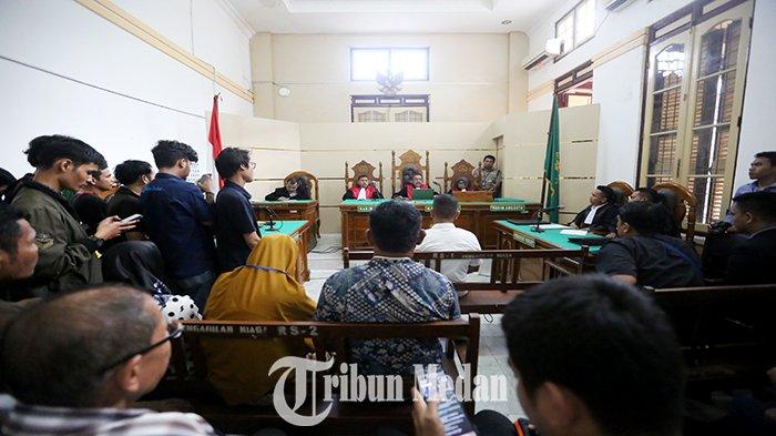 Suasana persidangan saat terdakwa Achiruddin Hasibuan mendengarkan vonis yang dibacakan oleh Majelis Hakim perkara gudang BBM solar ilegal di Pengadilan Negeri Medan Jalan Pengadilan Nomor 8, Kota Medan, Senin (30/10). Majelis Hakim Oloan Silalahi memvonis bebas, menyatakan bahwa terdakwa Achiruddin Hasibuan tidak terbukti secara sah dan bersalah melakukan tindak pidana sebagaimana dalam dakwaan alternatif pertama dan dakwaan alternatif kedua.