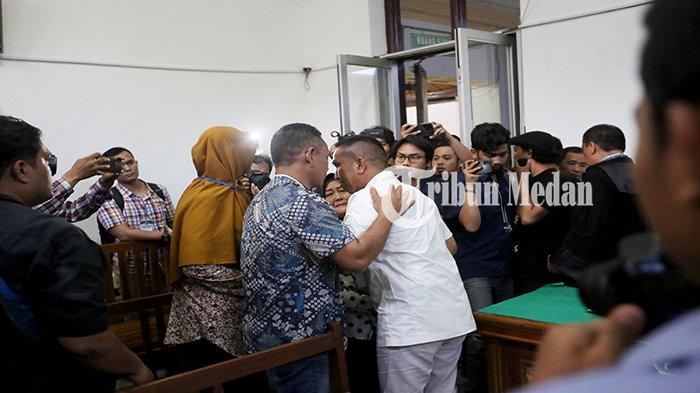 Terdakwa Achiruddin Hasibuan menyapa keluarganya setelah menjalani persidangan perkara gudang BBM solar ilegal di Pengadilan Negeri Medan Jalan Pengadilan Nomor 8, Kota Medan, Senin (30/10). Majelis Hakim Oloan Silalahi memvonis bebas, menyatakan bahwa terdakwa Achiruddin Hasibuan tidak terbukti secara sah dan bersalah melakukan tindak pidana sebagaimana dalam dakwaan alternatif pertama dan dakwaan alternatif kedua.