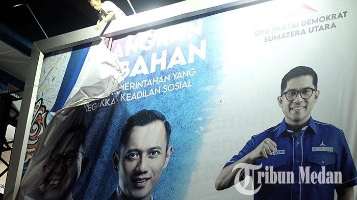 Pekerja menurunkan baliho bergambar Calon Presiden Anies Baswedan di kantor DPW Pertai Demokrat Sumut, di Jalan Sudirman, Medan, Kamis (31/8/2023). Partai Demokrat memutuskan untuk hengkang dari Koalisi Perubahan, keputusan ini diambil berdasarkan pernyataan Sekjen Partai Demokrat pada 31 Agustus 2023.