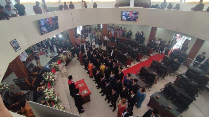 40 anggota DPRD Kabupaten Karo periode 2024-2029, menjalani pelantikan dan pengambilan sumpah jabatan di Kantor DPRD Karo, di Jalan Veteran, Kabanjahe, Selasa (1/10/2024).