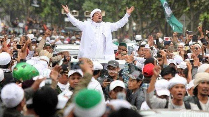 Imam Besar Front Pembela Islam (FPI), Habib Rizieq menyapa ribuan anggota FPI diiringi salawat seusai menjalani pemeriksaan di Mapolda Jabar terkait dugaan penghinaan Pancasila Kamis (12/1/2017).