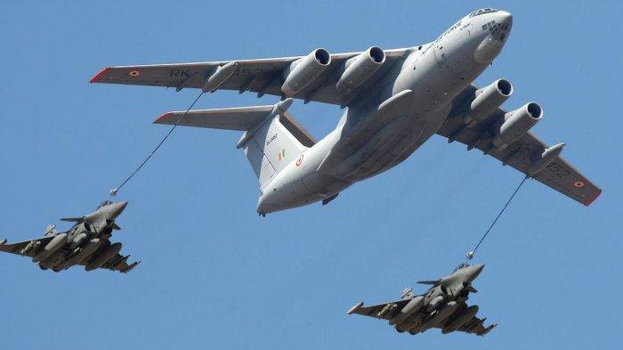 Jet tempur Rafale mengisi bahan bakar di udara dalam penerbangan ke India