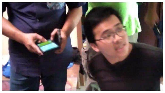 Masiswa UI AAB (23) pelaku pembunuhan juniornya MNZ (19) sesama Fakultas Ilmu Budaya Jurusan Sastra Rusia, saat diamankan polisi. (Istimewa)