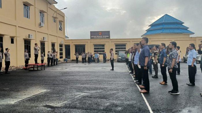 Kapolres Labuhanbatu Selatan (Labusel) AKBP Catur Sungkowo memimpin apel. Saat semua personel berkumpul, pria dengan melati dua dipundaknya ini mengarahkan dan memberi attensi.